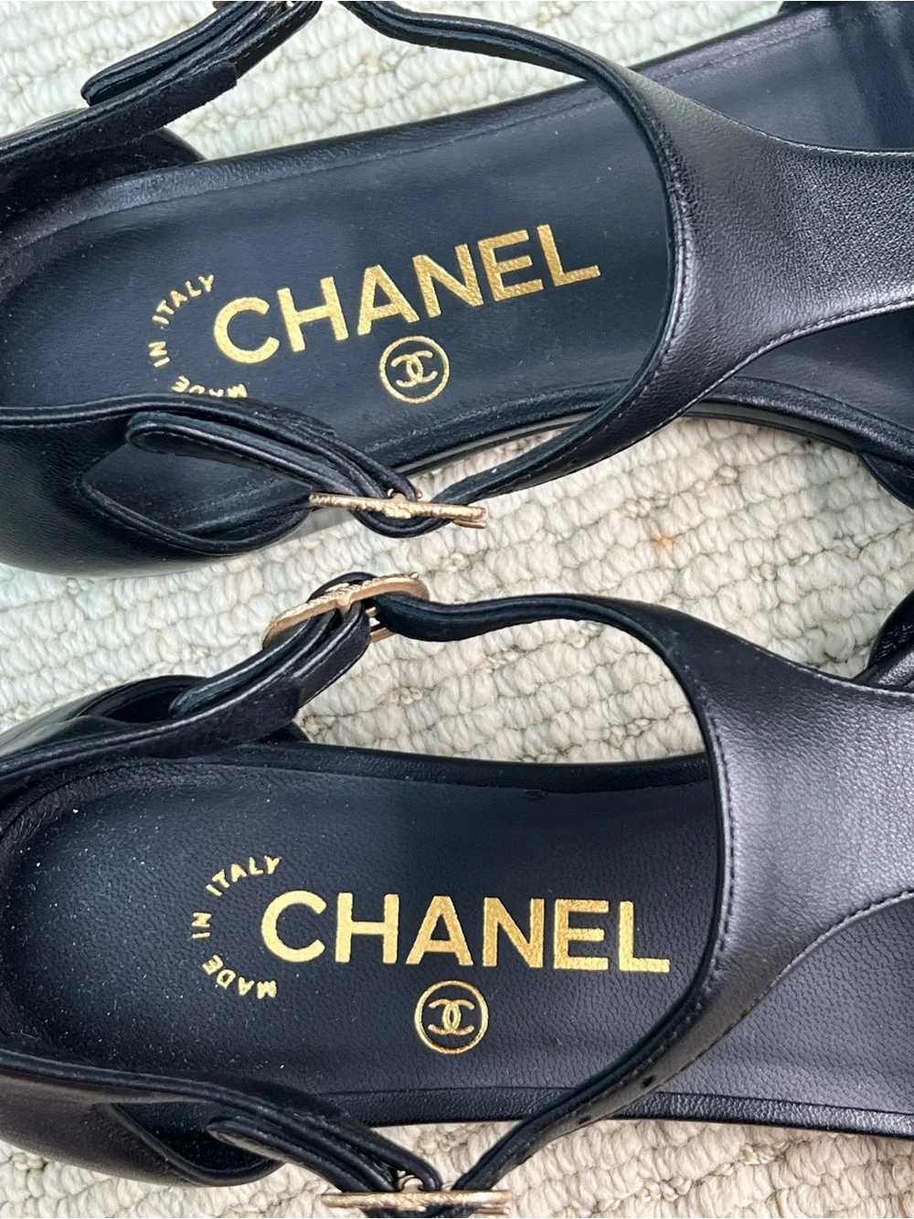 🔴NEW🔴Authentic CHANEL Black Leather T-Strap Sandals with Gold CC Logo🔴